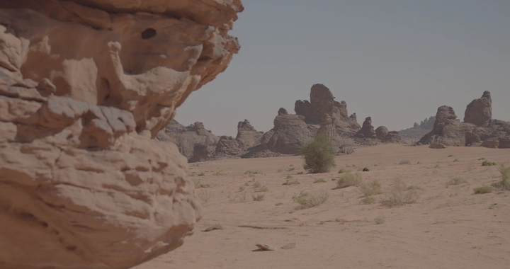 تكوينات صخرية في جبال المسمى بحائل، لقطة نهارية.