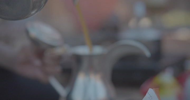 صب القهوة السعودية في دلة معدنية، لقطة قريبة.