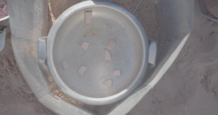 قدر ضغط يحتوي على قطع طعام في الهواء الطلق، لقطة علوية.