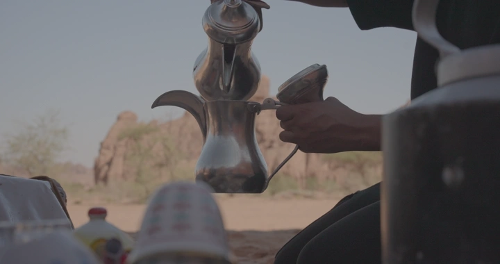 صب القهوة السعودية في الهواء الطلق، لقطة جانبية.