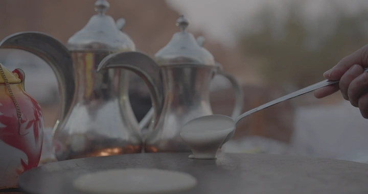 سكب خليط الرغيف على الصاج في الهواء الطلق، لقطة قريبة.