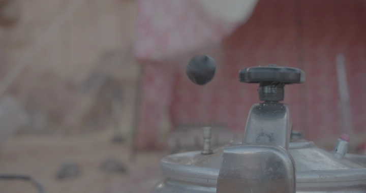 طنجرة ضغط في مخيم صحراوي، لقطة قريبة.