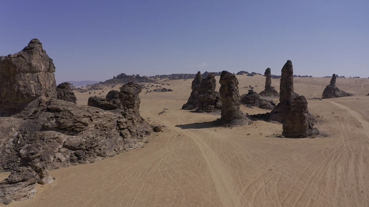 تكوينات صخرية في جبال المسمى بحائل، لقطة جوية.