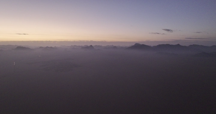 جبال في الأفق عند شروق الشمس، لقطة جوية.