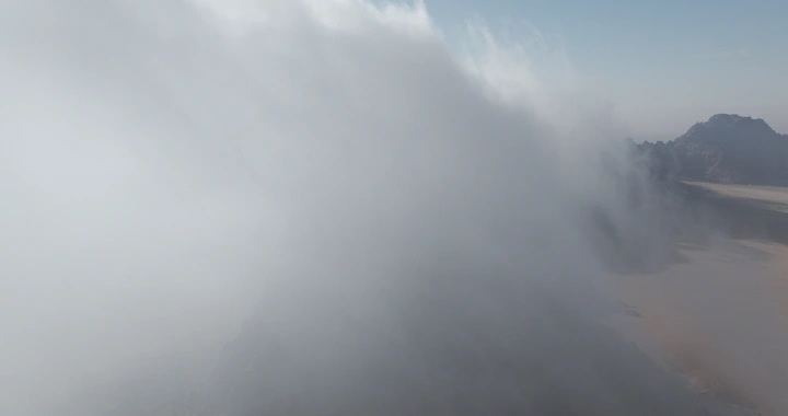 جبال مغطاة بالضباب في حائل، لقطة جوية.