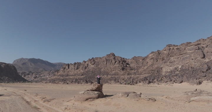 جبال المسمى في حائل تحت سماء زرقاء، لقطة واسعة.