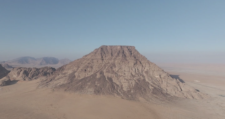 جبل المسمى في حائل تحت سماء صافية، لقطة جوية.