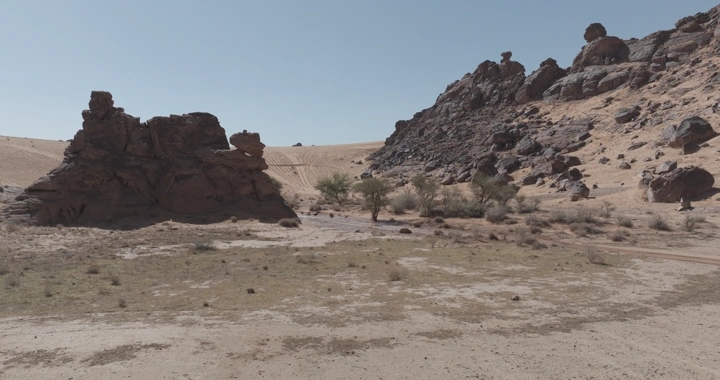 جبال المسمى في حائل تحت سماء صافية، لقطة جوية.