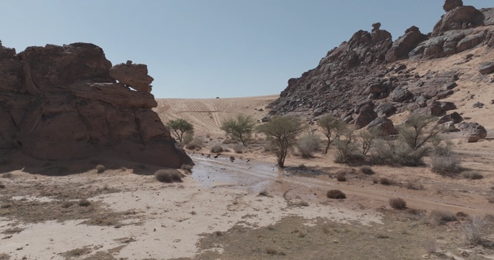 جبال المسمى في حائل تحت السماء الزرقاء، لقطة جوية.