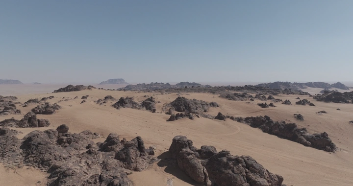 جبال المسمى في حائل تحت سماء صافية، منظر جوي.