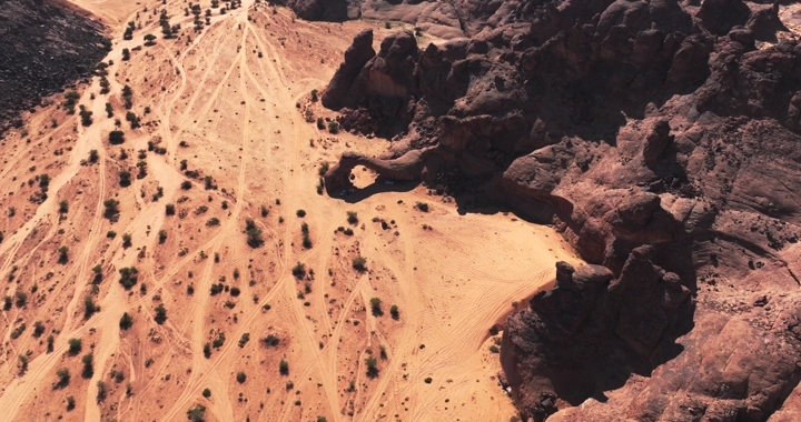 جبل القوس في حائل، لقطة جوية تظهر التضاريس الصحراوية.