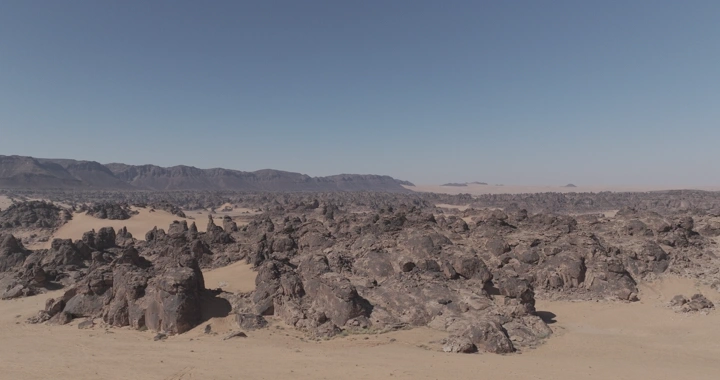 جبال المسمى في حائل تحت سماء زرقاء، لقطة جوية.