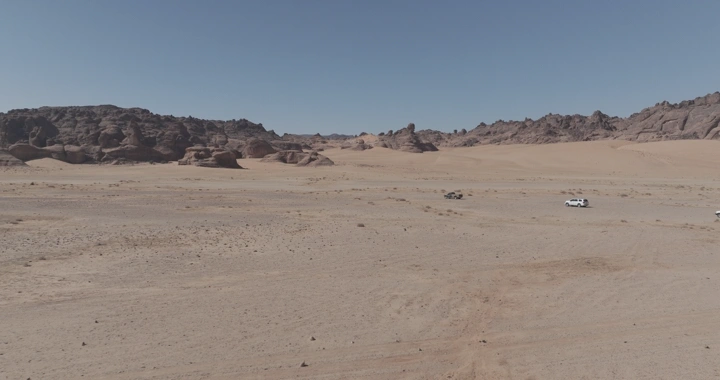 جبال المسمى في حائل تحت سماء زرقاء، لقطة جوية.