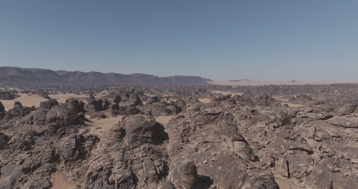 جبال المسمى في حائل تحت سماء زرقاء، لقطة جوية.