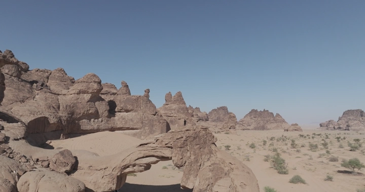 تكوينات صخرية في جبل القوس بحائل، لقطة جوية.