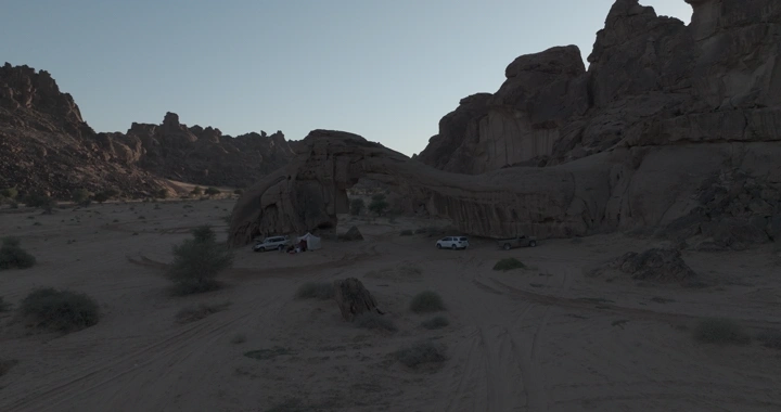 جبل القوس في حائل عند الغروب، لقطة جوية.