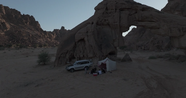 جبل القوس في حائل مع خيمة وسيارة، لقطة جوية.