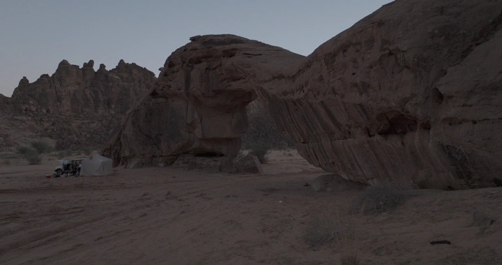 جبل القوس في حائل عند الغروب، لقطة واسعة.