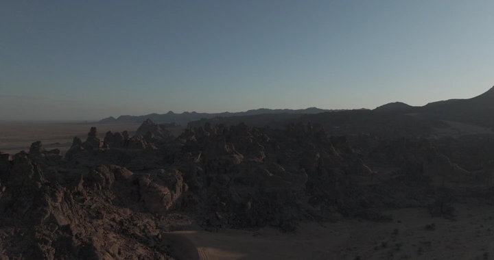 جبال المسمى في حائل عند الغروب، لقطة جوية.