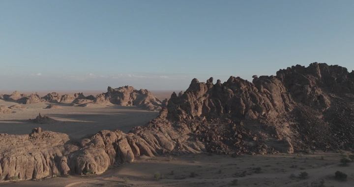 جبال المسمى في حائل تحت سماء صافية، لقطة جوية.