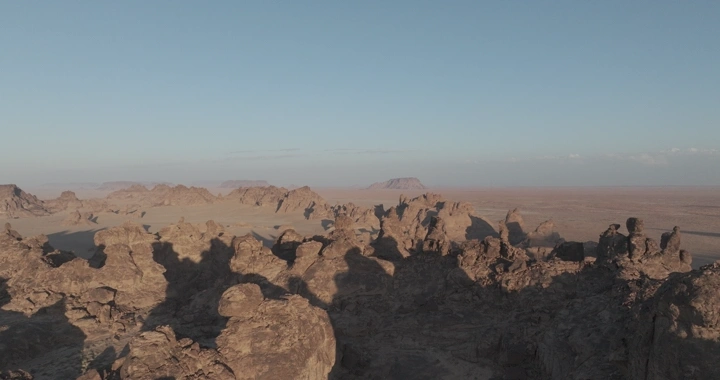 جبال المسمى في حائل تحت السماء الصافية، لقطة جوية.