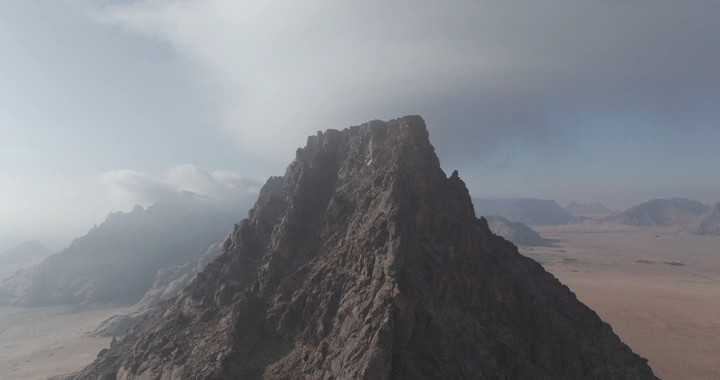 قمة جبل المسمى في حائل، لقطة جوية نهارية.