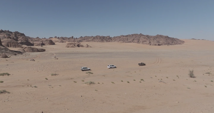 سيارات في صحراء جبال المسمى، لقطة جوية.