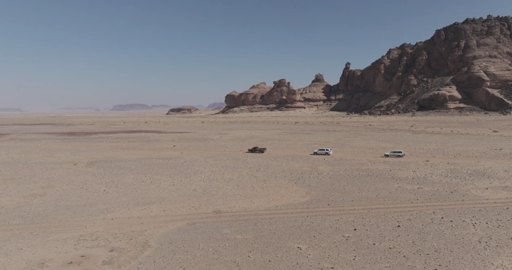 سيارات تسير في صحراء جبال المسمى بحائل، لقطة جوية.