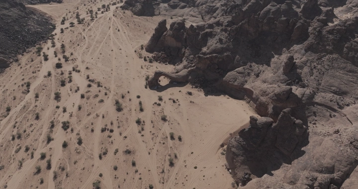 جبل القوس في حائل، لقطة جوية نهارية.