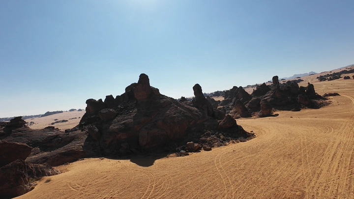 تكوينات صخرية في جبال المسمى بحائل، لقطة جوية.