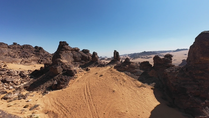جبال المسمى في حائل تحت سماء زرقاء، لقطة جوية.