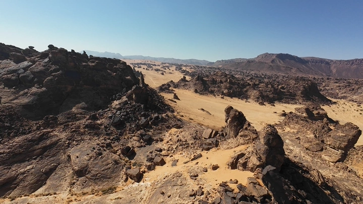 جبال المسمى في حائل تحت سماء زرقاء، لقطة جوية.
