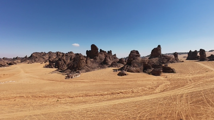 جبال المسمى في حائل تحت سماء زرقاء، لقطة جوية.