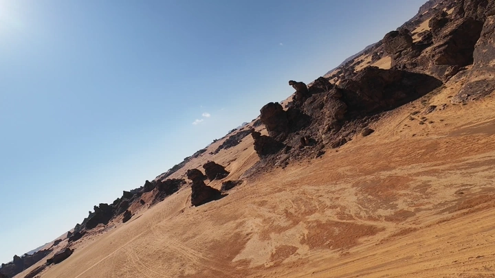 جبال المسمى في حائل تحت سماء زرقاء، لقطة جوية.