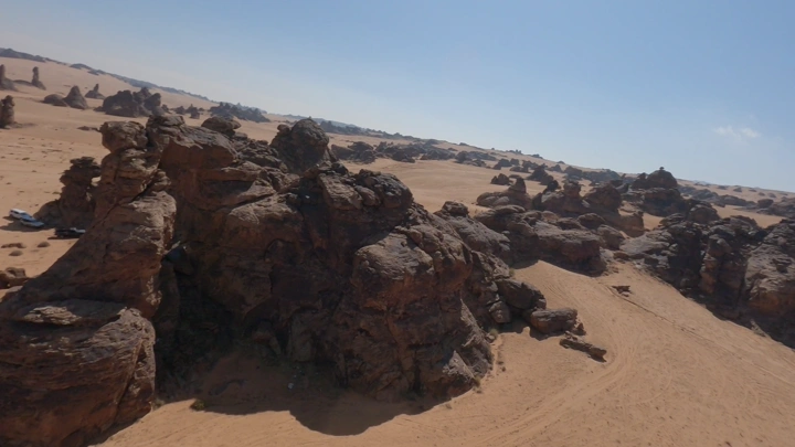 تكوينات صخرية في جبال المسمى بحائل، لقطة جوية.