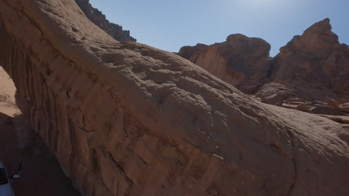 تكوين صخري في جبل القوس بحائل، لقطة من زاوية منخفضة.