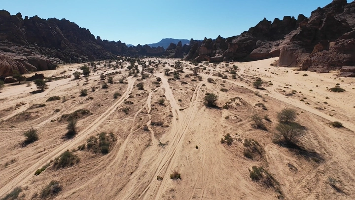 منظر جوي لجبال المسمى في حائل، في وضح النهار.