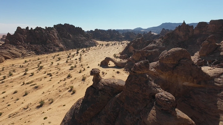 تشكيلات صخرية جبل القوس في حائل، لقطة جوية.