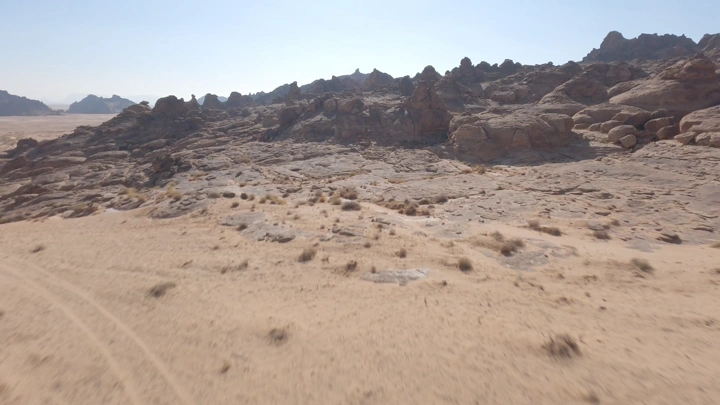 جبال المسمى في حائل تحت ضوء الشمس، لقطة جوية.