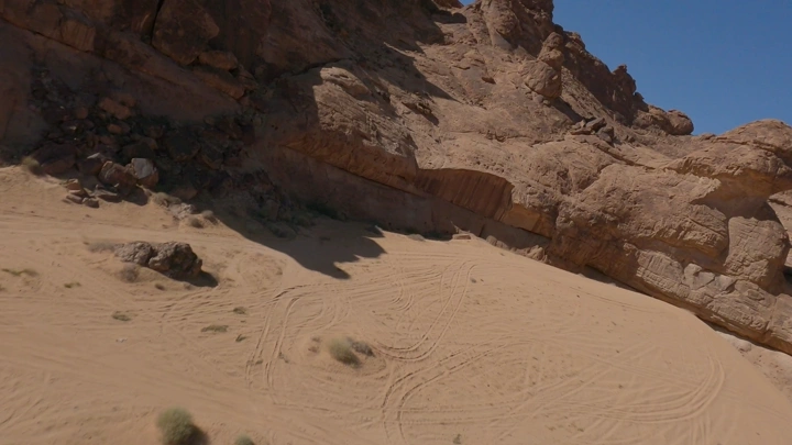 تضاريس جبلية في حائل تحت السماء الزرقاء، لقطة جوية.