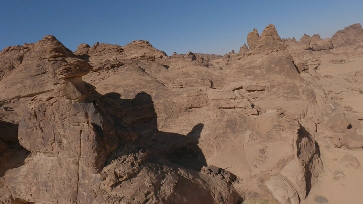 جبال المسمى في حائل تحت السماء الزرقاء، لقطة جوية.