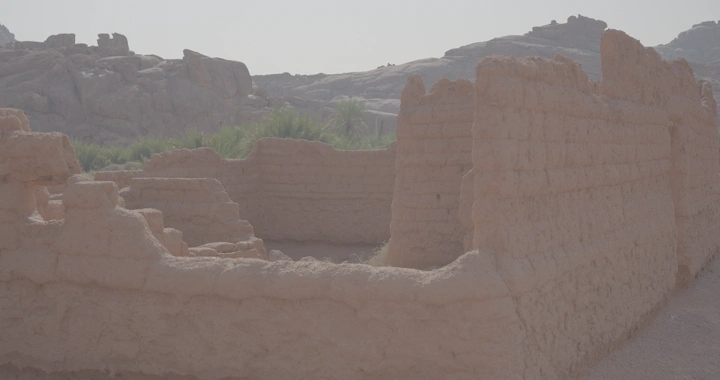 بيت طين قديم في الصحراء، لقطة نهارية.