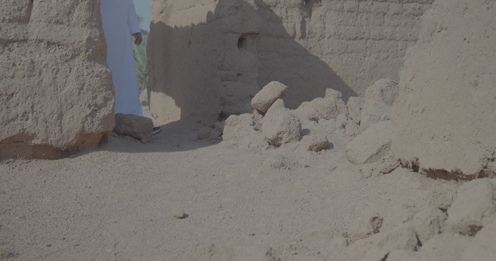 بيت طين قديم في الصحراء، لقطة أرضية.