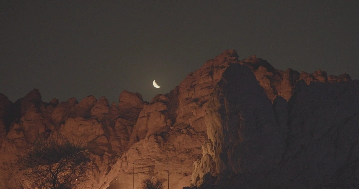هلال فوق جبل في الليل، لقطة ليلية.