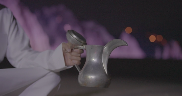 دلة قهوة سعودية في الليل، لقطة قريبة.