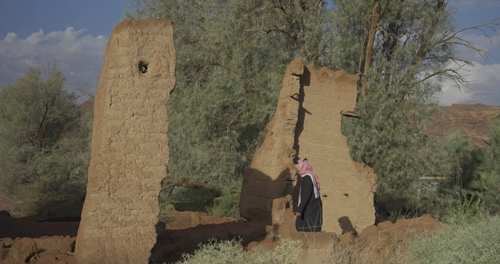 بيت طين قديم في منطقة صحراوية، لقطة نهارية.