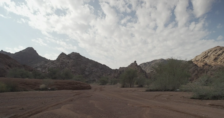 جبال عقدة في حائل تحت سماء غائمة، لقطة واسعة.
