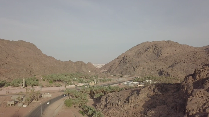 جبال عقدة في حائل تحت سماء صافية، لقطة جوية.