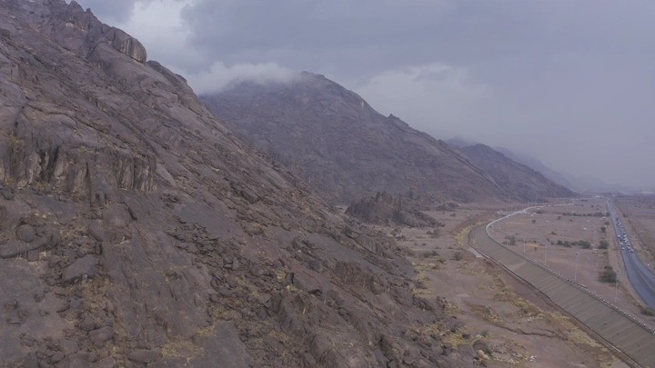 جبال عقدة حائل تحت السماء الغائمة، لقطة جوية.