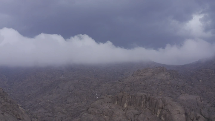 جبال عقدة حائل تحت السحب، لقطة جوية.